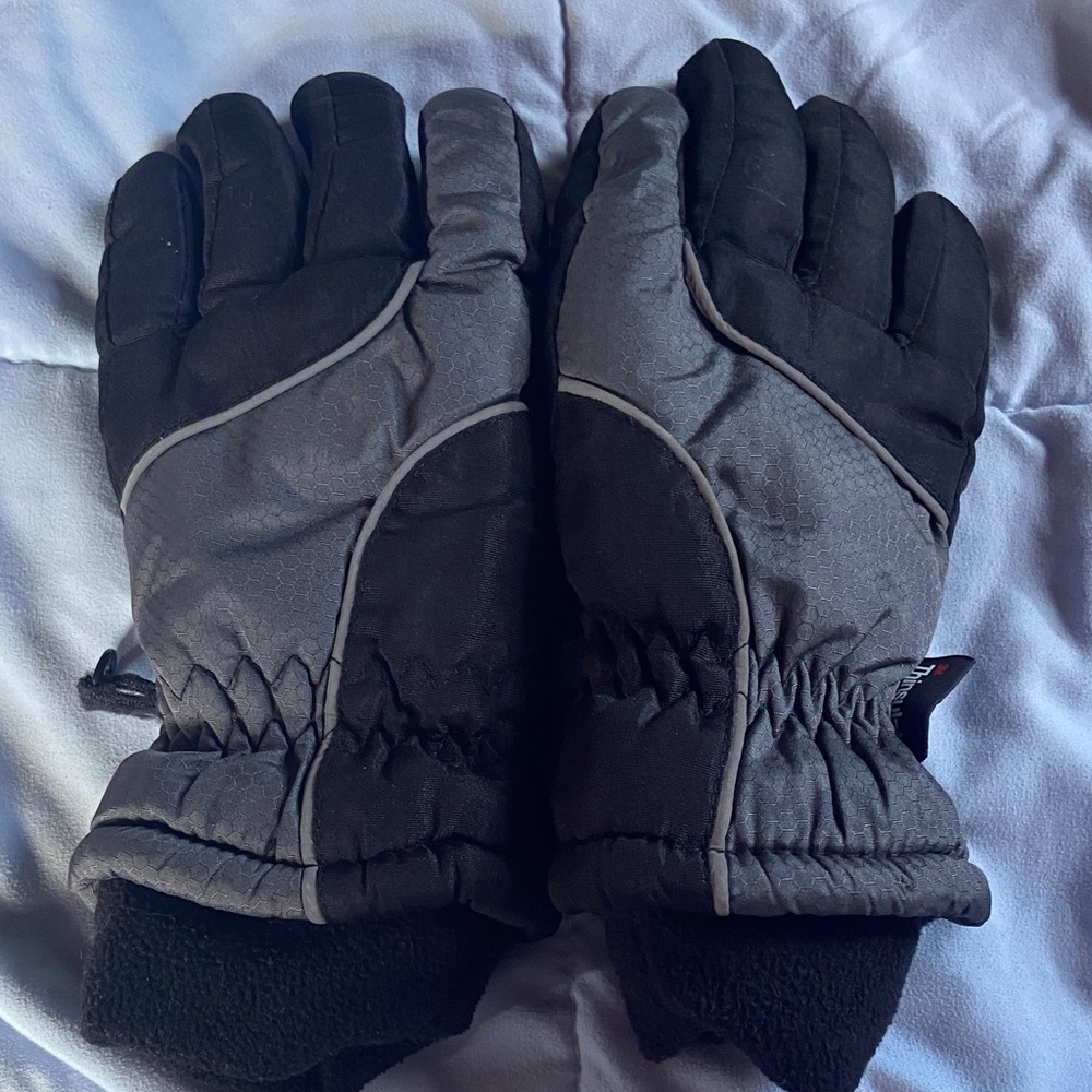 NWOT 3M Thinsulate Black and Gray Big Kids Gloves-NEVER WORN